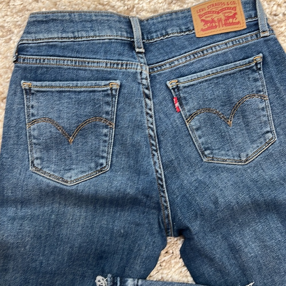 Levis - Picture 3 of 6